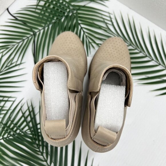 DV by Dolce Vita Gerdy Beige Perforated Round Toe Wedge Heel Booties Size 9.5 NW - Picture 4 of 11